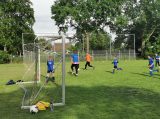 Laatste training S.K.N.W.K. JO9-1 van seizoen 2021-2022 (partijtje tegen de ouders) (13/71)